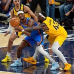 Shai Gilgeous-Alexander recibe la falta de Pascal Siakam