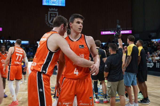 Los jugadores del Valencia celebran la victoria que les lleva a la final de la ACB