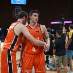 Los jugadores del Valencia celebran la victoria que les lleva a la final de la ACB