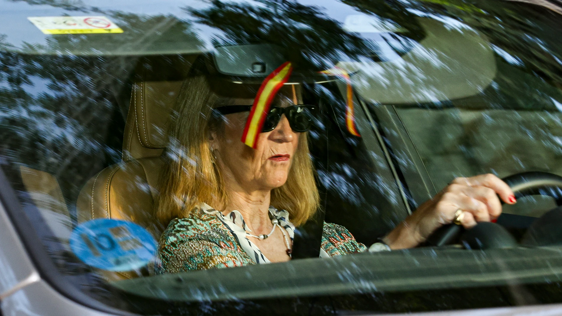 Infanta Elena dirigiéndose a la Zarzuela.