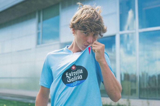 Fer López besa la camiseta del Celta de Vigo