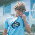 Fer López besa la camiseta del Celta de Vigo