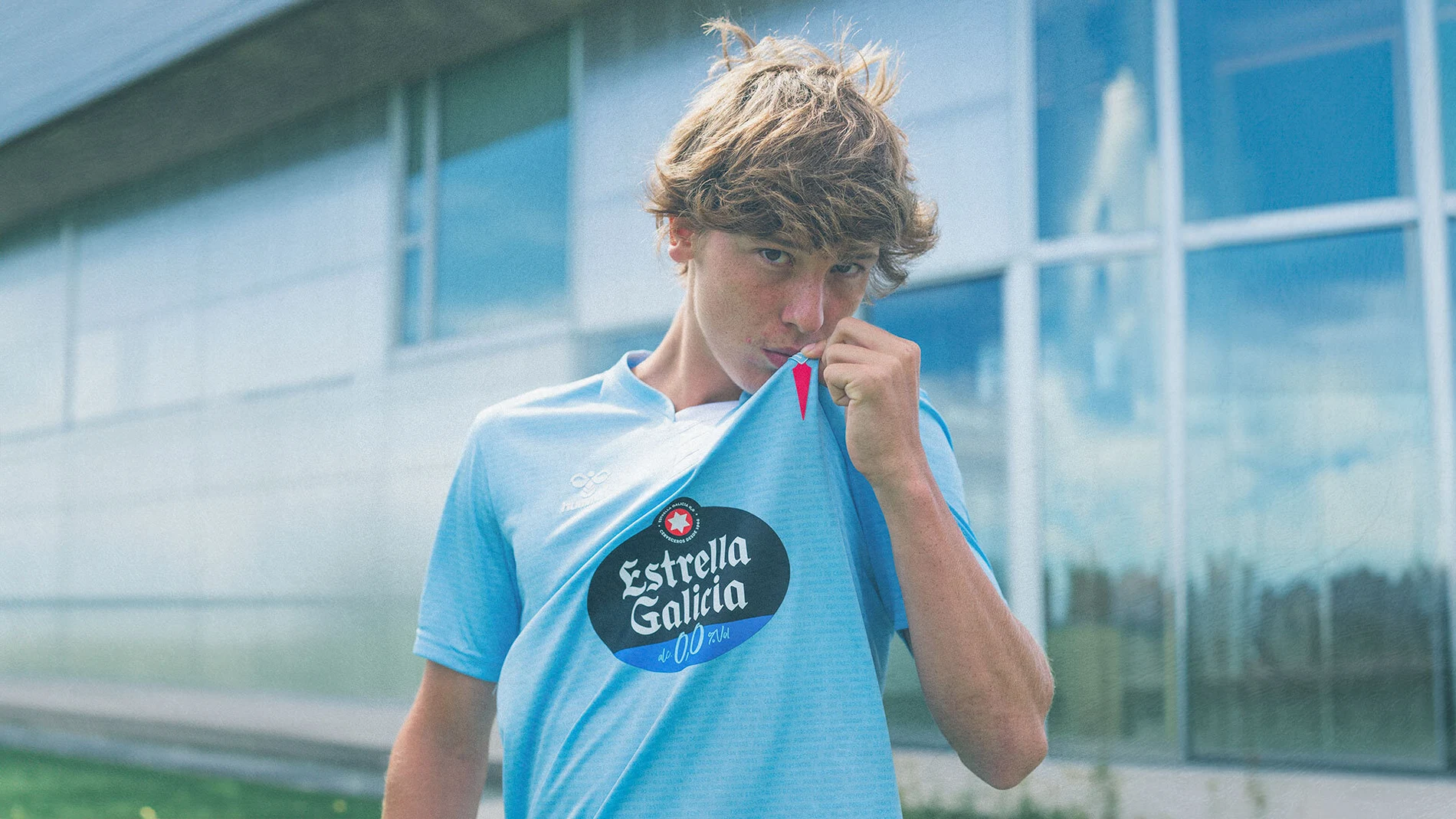 Fer López besa la camiseta del Celta de Vigo