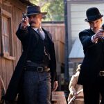 Timothy Olyphant junto a su socio, interpretado por John Hawkes