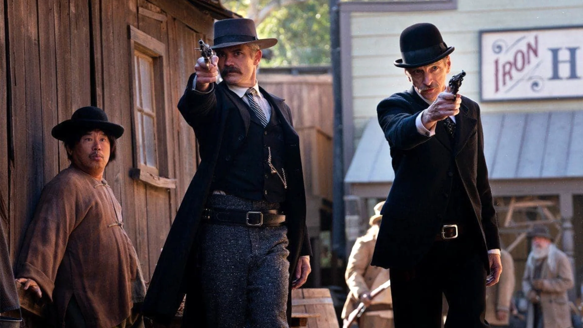 Timothy Olyphant junto a su socio, interpretado por John Hawkes