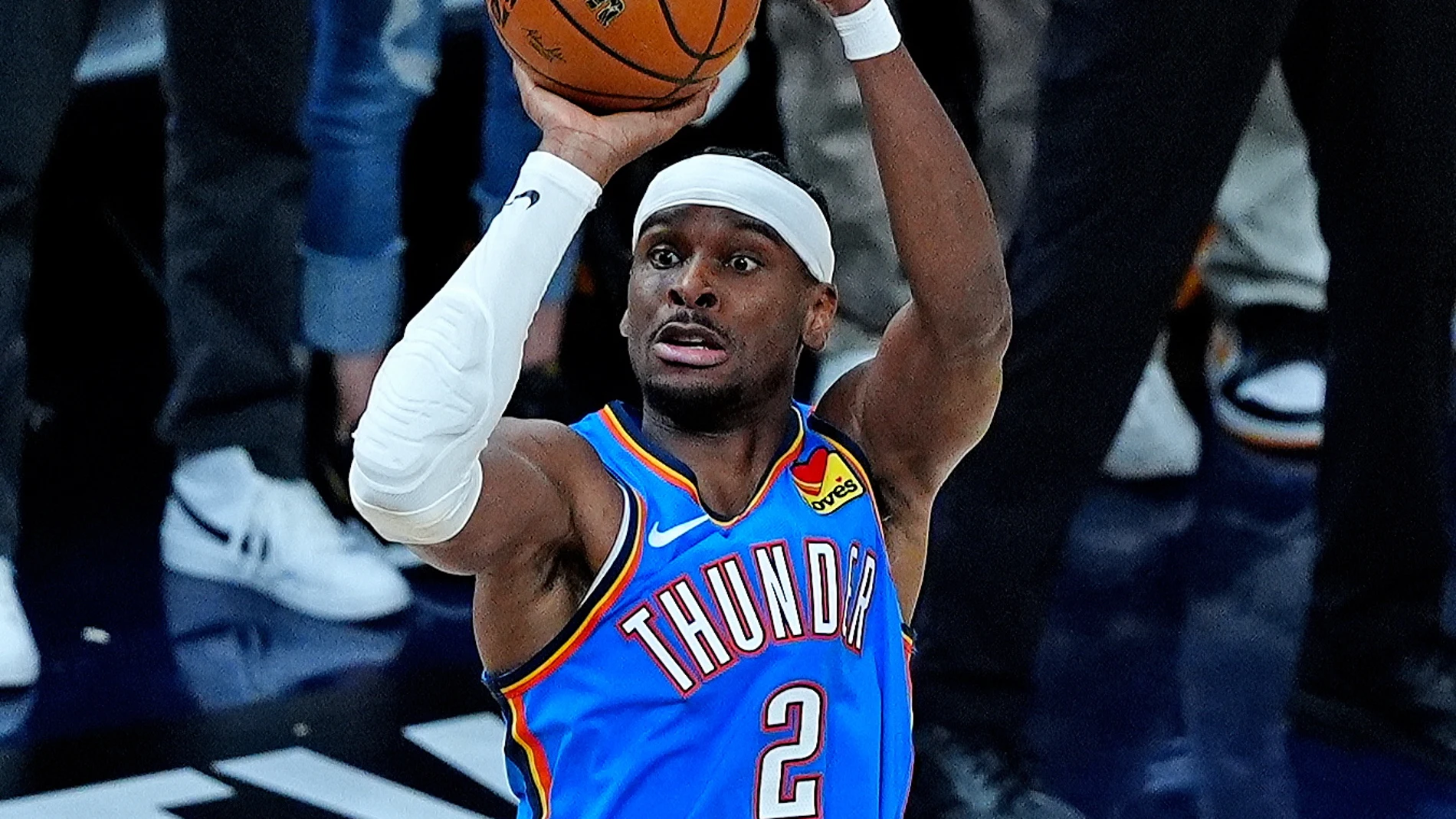 INDIANAPOLIS (United States), 14/06/2025.- Oklahoma City Thunder guard Shai Gilgeous-Alexander takes a shot during the second half of game four of the NBA finals between the Oklahoma City Thunder and the Indiana Pacers at the Gainbridge Fieldhouse in Indianapolis, Indiana, USA, 13 June 2025. (Baloncesto) EFE/EPA/BRIAN SPURLOCK SHUTTERSTOCK OUT