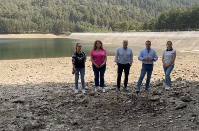 El alcalde de El Espinar, Javier Figueredo, con miembros de su equipo de Gobierno junto al embalse de El Trejo, que se encuentra al 66 por ciento de su capacidad