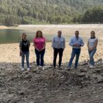 El alcalde de El Espinar, Javier Figueredo, con miembros de su equipo de Gobierno junto al embalse de El Trejo, que se encuentra al 66 por ciento de su capacidad