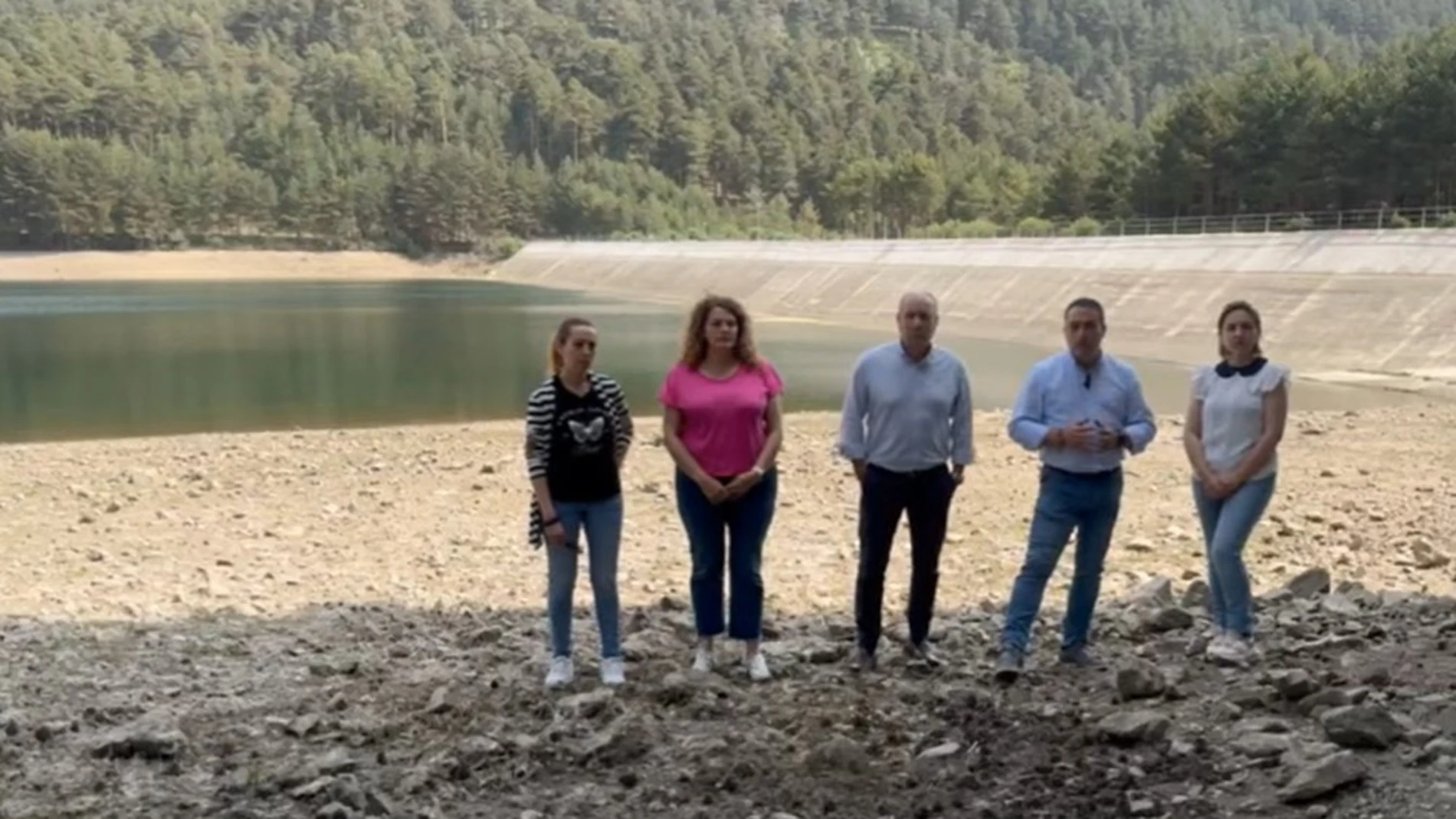 El alcalde de El Espinar, Javier Figueredo, con miembros de su equipo de Gobierno junto al embalse de El Trejo, que se encuentra al 66 por ciento de su capacidad