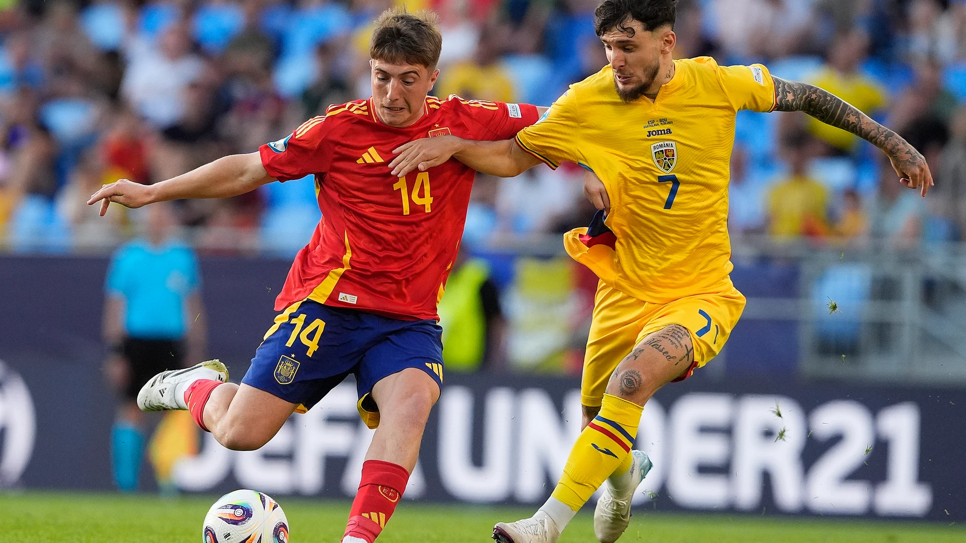 BRATISLAVA (ESLOVAQUIA), 14/06/2025.- El centrocampista de la selección española Mikel Jauregizar (i) juega un balón ante Ianis Stoica, de Rumanía, durante el partido del Europeo sub-21 que España y Rumanía has disputado este sábado en el Estadio Nacional de Bratislava. EFE/RFEF SÓLO USO EDITORIAL, PERMITIDO SU USO SÓLO EN RELACIÓN A LA INFORMACIÓN QUE APARECE EN EL PIE DE FOTO (CRÉDITO OBLIGATORIO)