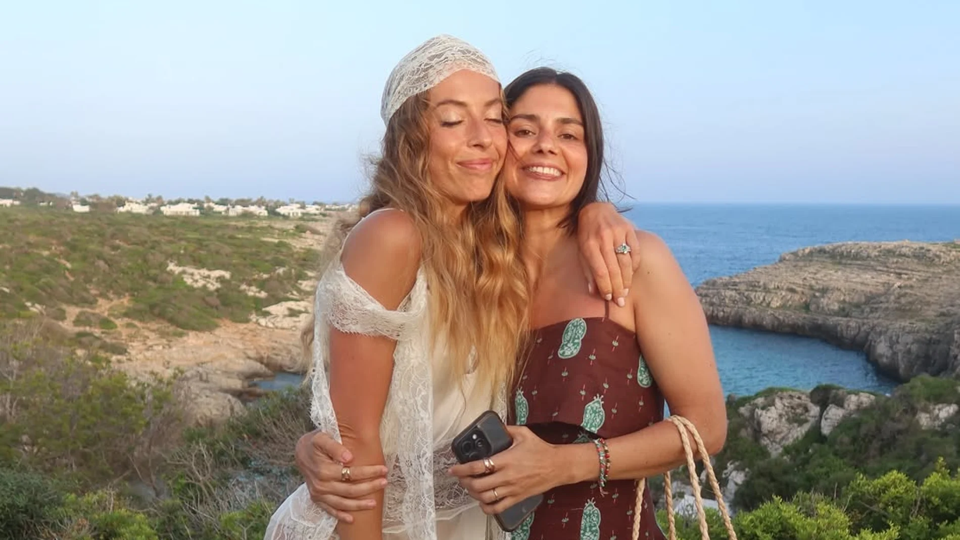 Belén Écija con María García de Jaime en su preboda en Menorca.