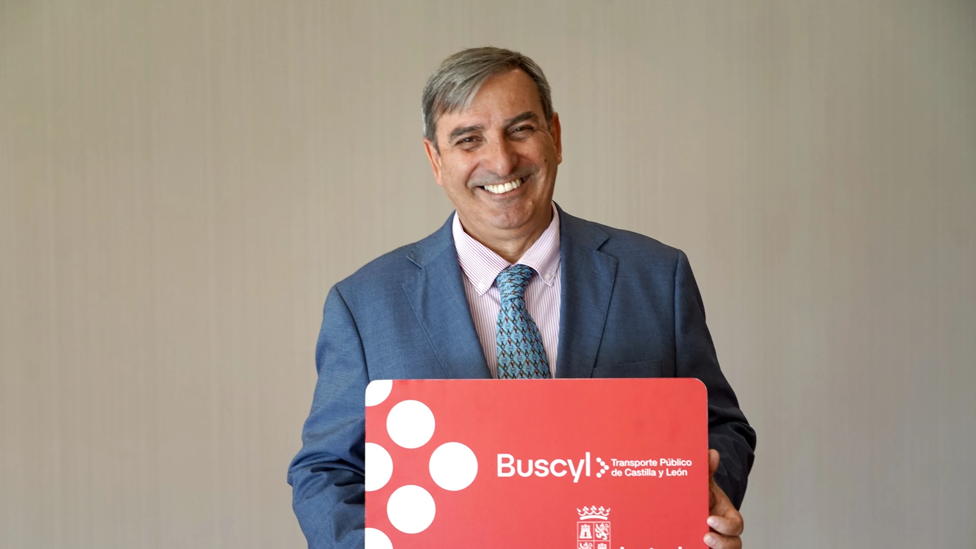 El consejero de Movilidad y Transformación Digital, José Luis Sanz Merino, con la nueva tarjeta BUSCyL