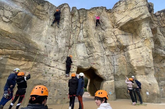 Los más pequeños disfrutan durante el día del parque multiaventuras ‘La Roca’,