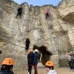 Los más pequeños disfrutan durante el día del parque multiaventuras ‘La Roca’,