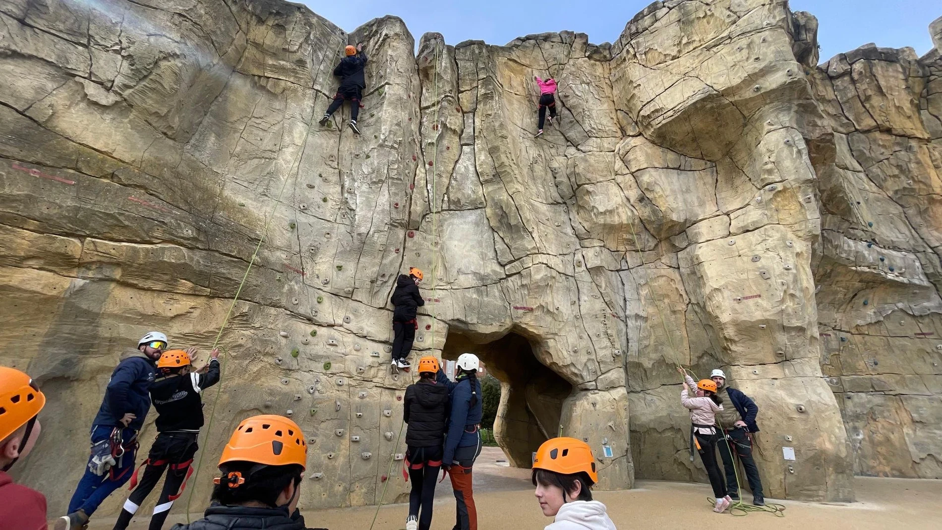Los más pequeños disfrutan durante el día del parque multiaventuras ‘La Roca’,