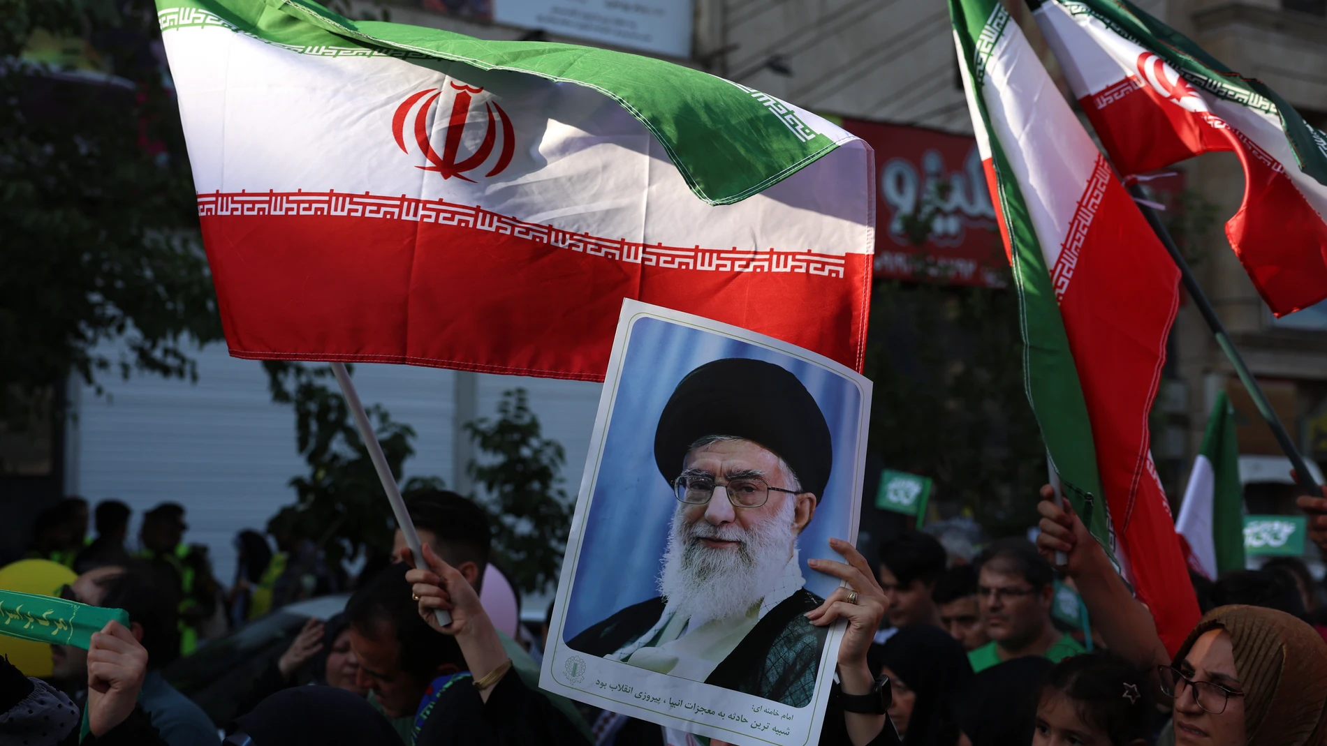 TEHRAN (IRAN(Islamic Republic Of)), 14/06/2025.- An Iranian woman holds a poster of Iranian supreme leader Ayatollah Ali Khamenei during an anti-Israel rally in Tehran, Iran, 14 June 2025. Israel confirms it has launched strikes on Iran's 'nuclear program' as blasts are heard across the country. Israel launched strikes on Iran's nuclear and military facilities on 13 June, targeting top generals and scientists. In retaliation, Iran launched waves of missiles and drones toward Israel. (Teherán)...