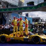Kubica celebra junto a sus compañeros de equipo el triunfo en Le Mans