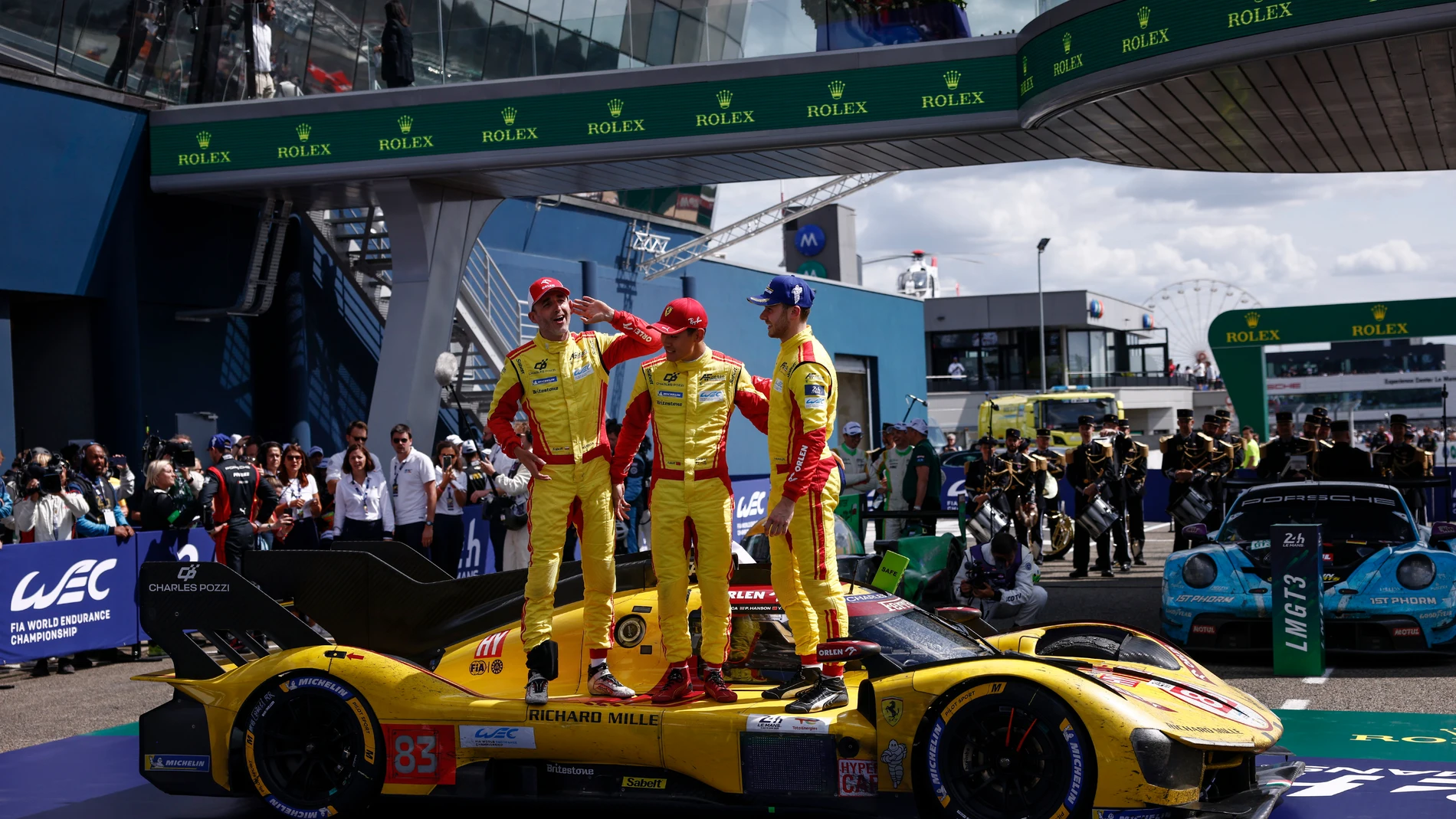 Le Mans (France), 15/06/2025.- AF Corse (starting no. 83) drivers Robert Kubica (L) of Poland, Yifei Ye (C) of China and Phil Hanson (R) of Great Britain celebrate winning the 93rd edition of the 24 Hours of Le Mans race in Le Mans with a Ferrari 499P, France, 15 June 2025. (Francia, Gran Bretaña, Polonia, Reino Unido) EFE/EPA/YOAN VALAT