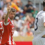 Thomas Müller celebra uno de sus goles al Auckland