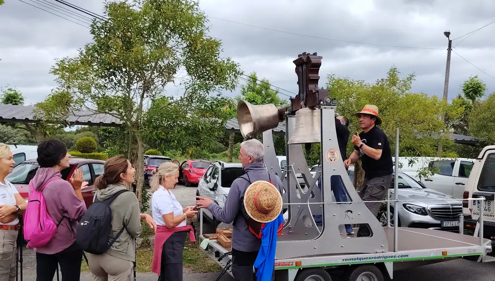 Campaneros Villaltanos durante el recorrido por el Camino de Santiago, en la imagen los campaneros voltean las campanas para peregrinos del Camino en mitad de la cuarta etapa