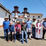 Campaneros Villaltanos durante el recorrido por el Camino de Santiago, en la imagen los campaneros voltean las campanas para peregrinos del Camino en mitad de la cuarta etapa