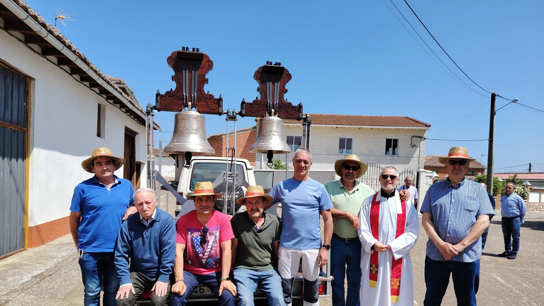 Campaneros Villaltanos durante el recorrido por el Camino de Santiago, en la imagen los campaneros voltean las campanas para peregrinos del Camino en mitad de la cuarta etapa