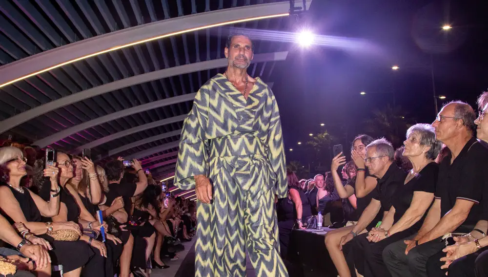 Óscar Higares hizo de modelo en el desfile