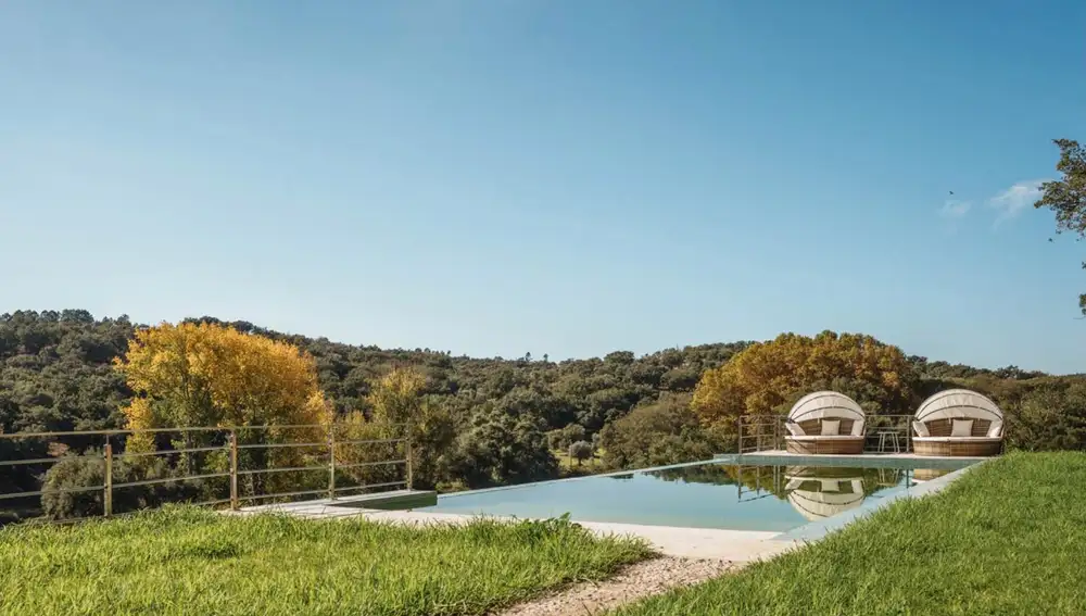 Piscina exterior en Finca Valdelaseras, Badajoz, España.