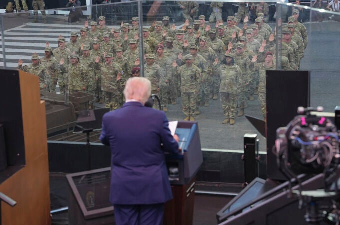 Trump durante el desfile militar en Washington