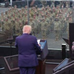 Trump durante el desfile militar en Washington