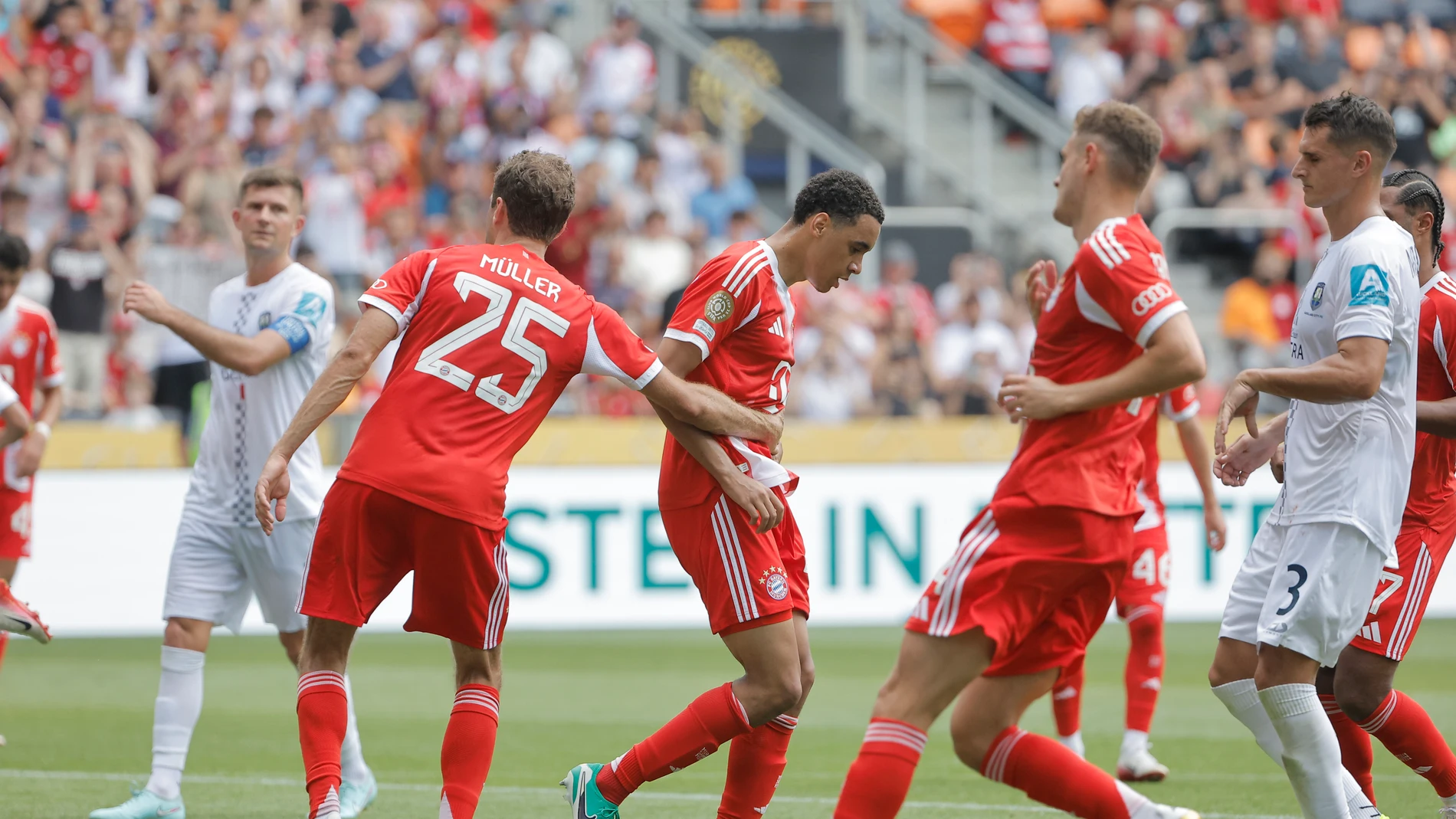 . CINCINNATI (ESTADOS UNIDOS), 15/06/2025.- Jugadores de Bayern celebran un gol ante Auckland este domingo, en un partido del Mundial de Clubes entre el Bayern Munich y Auckland City en el estadio TQL de Cincinnati, Ohio (EE.UU.). EFE/Juan Ignacio Roncoroni