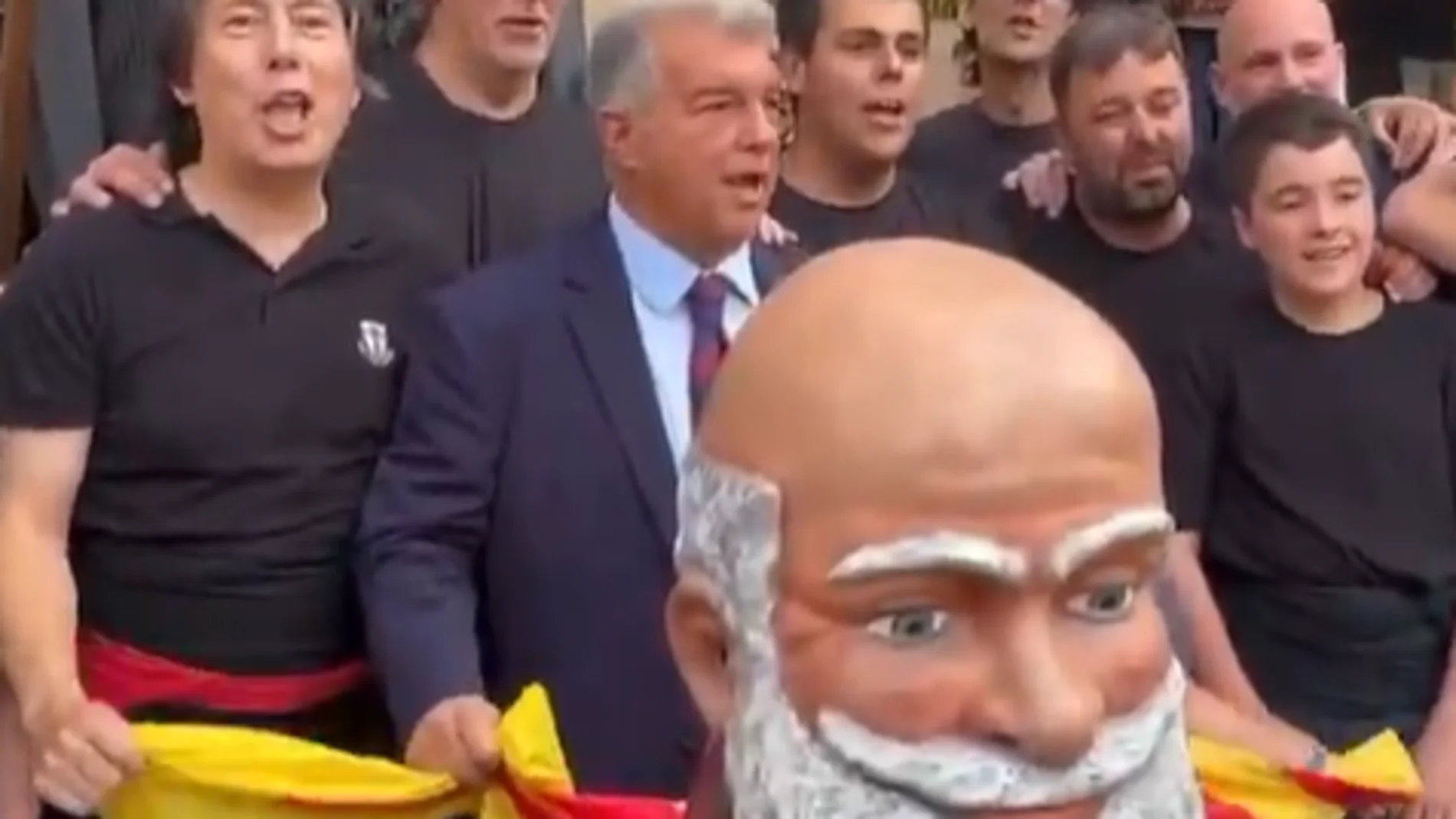 Laporta enciende al independentismo al tapar una estelada en un acto del Barça