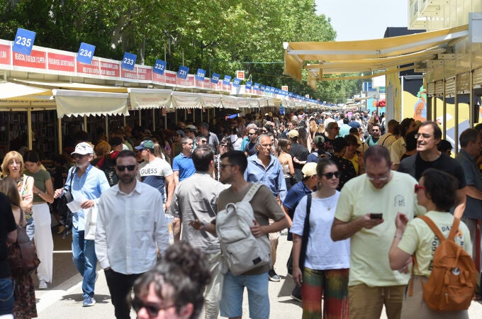 Miles de visitantes acuden cada año a la Feria del Libro de Madrid
