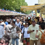Miles de visitantes acuden cada año a la Feria del Libro de Madrid