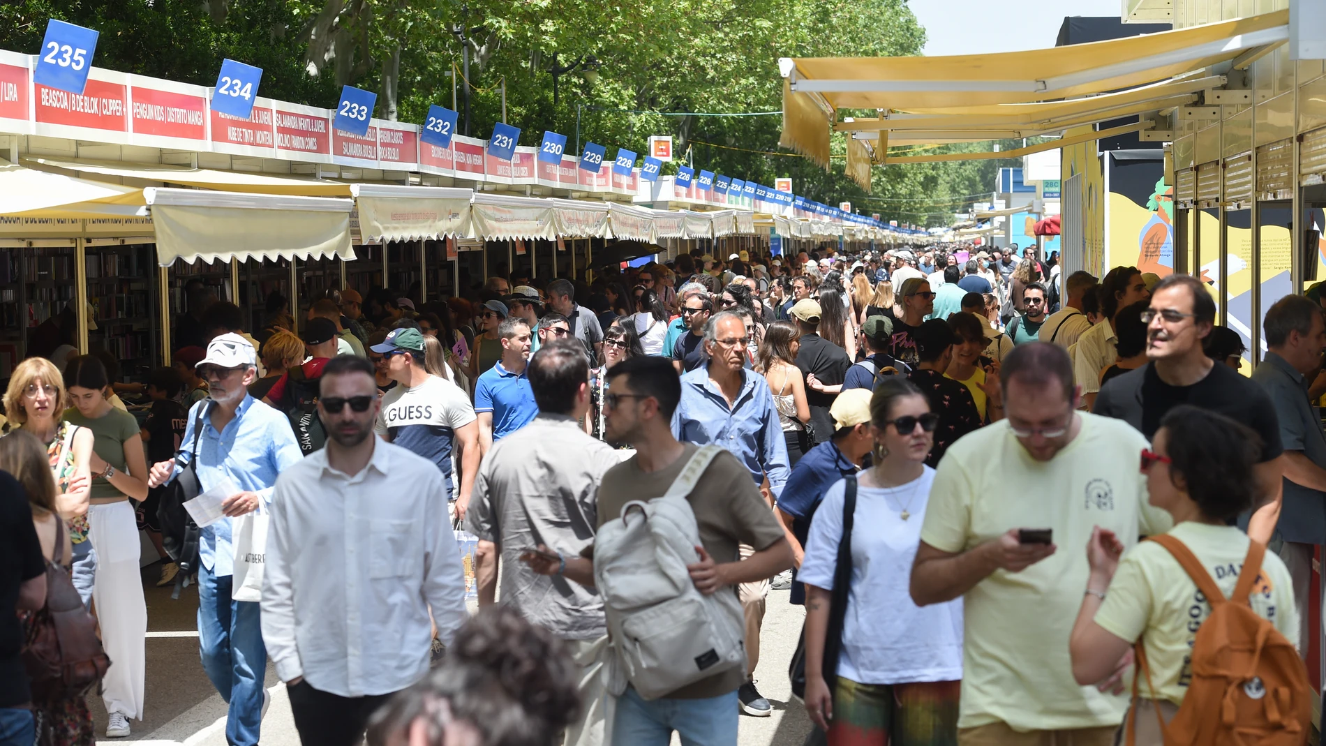 Miles de visitantes acuden cada año a la Feria del Libro de Madrid