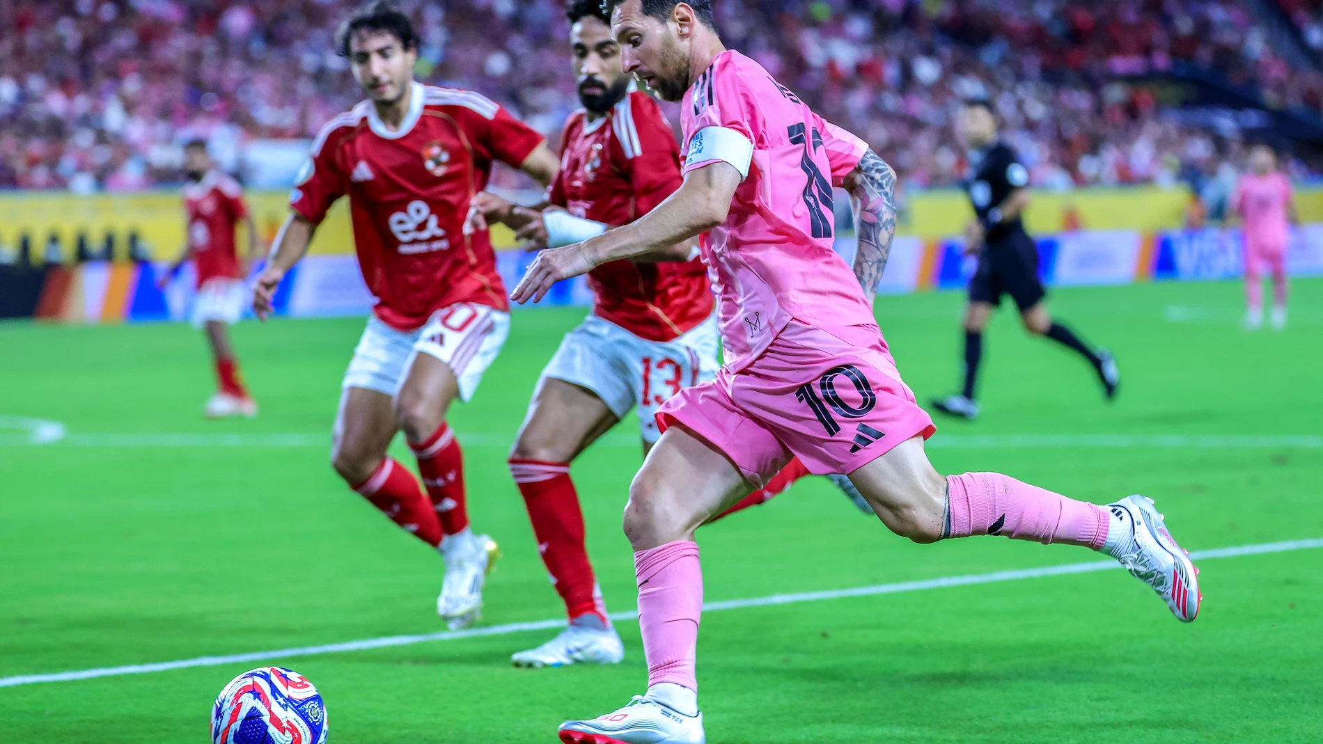MIAMI (United States), 15/06/2025.- Inter Miami CF’s Lionel Messi (R) in action against Al Ahly SC’s Marawan Attia during the FIFA Club World Cup 2025 group stage match between Al Ahly SC and Inter Miami CF at Hard Rock Stadium in Miami, USA, 14 June 2025. (Mundial de Fútbol) EFE/EPA/CRISTOBAL HERRERA-ULASHKEVICH