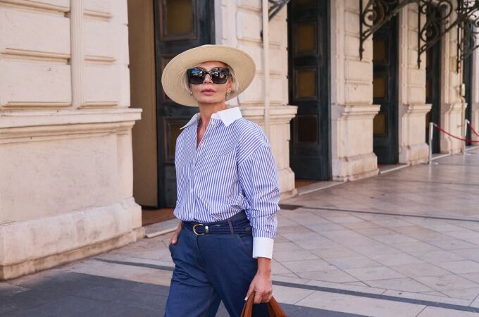Influencer con look de street wear.