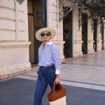 Influencer con look de street wear.