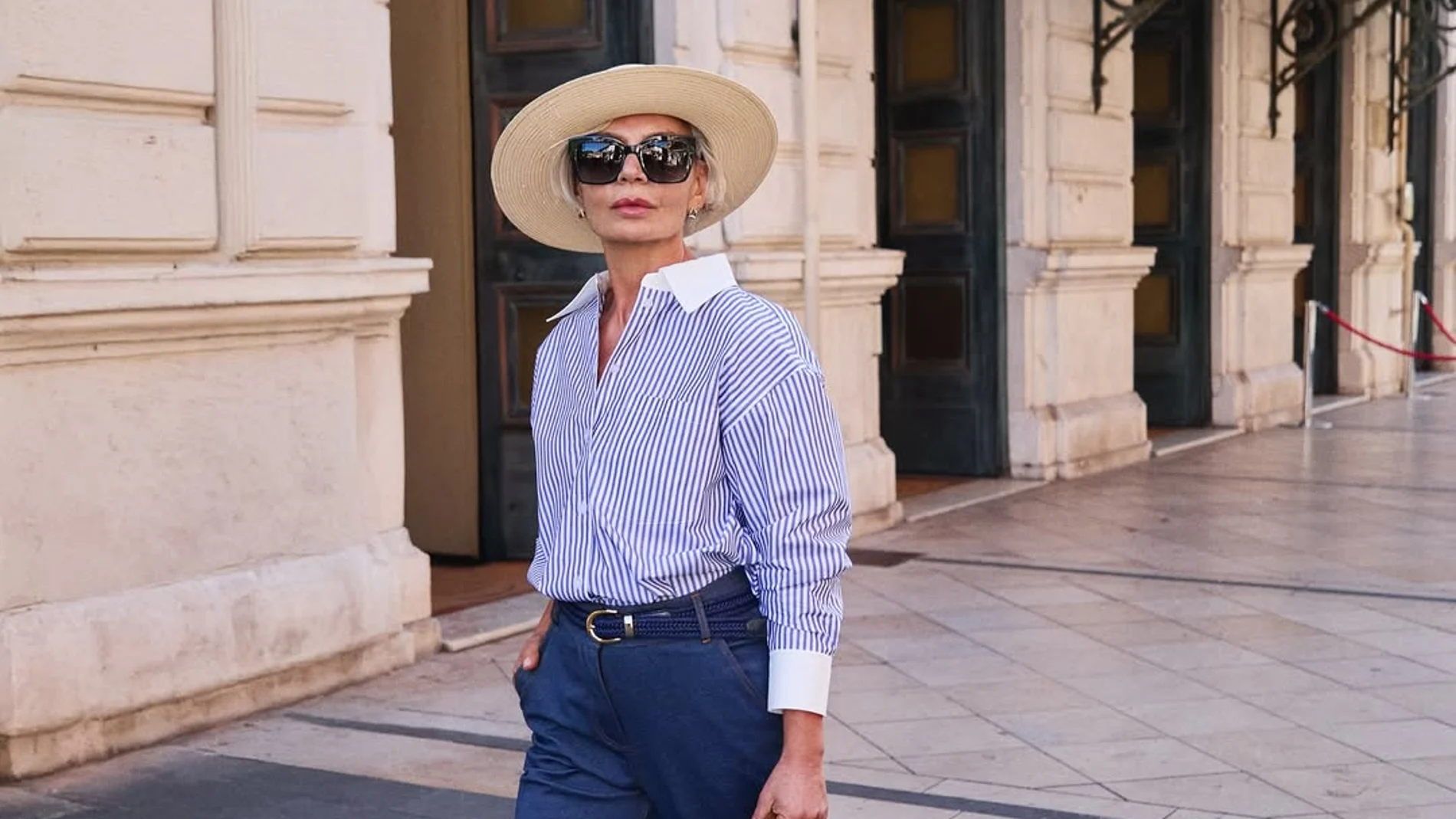 Influencer con look de street wear.