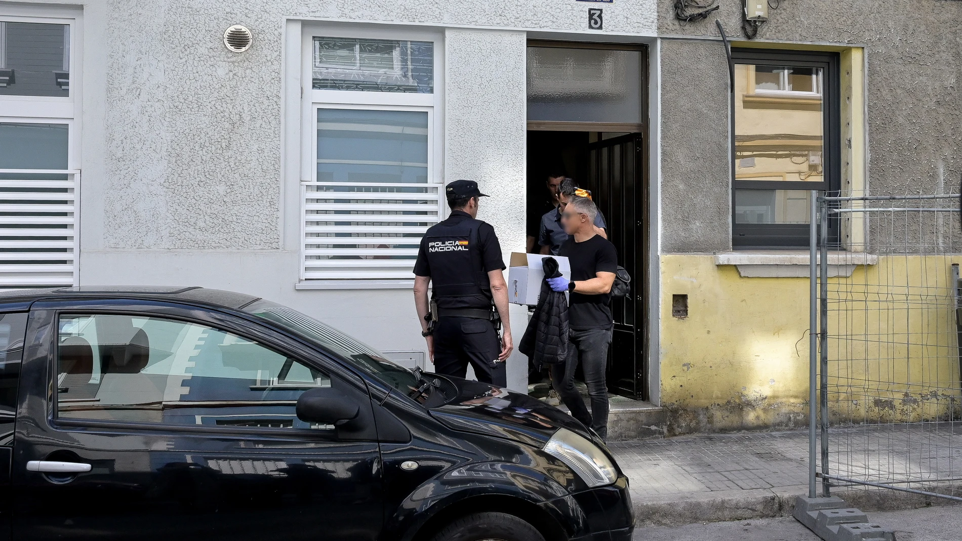 Varios agentes de la Policía Nacional en el lugar en el que han ocurrido los hechos, a 15 de junio de 2025, en A Coruña, Galicia (España). La Policía Nacional de A Coruña ha detenido a un hombre como presunto autor de matar a una mujer en una vivienda del barrio de la Sagrada Familia. El hombre fue detenido en el mismo domicilio. La Policía Nacional investiga los hechos como un supuesto crimen de violencia machista. 15 JUNIO 2025;CRIMEN;VIOLENCIA;MACHISTA;GÉNERO;PIXELADA M. Dylan / Europa P...