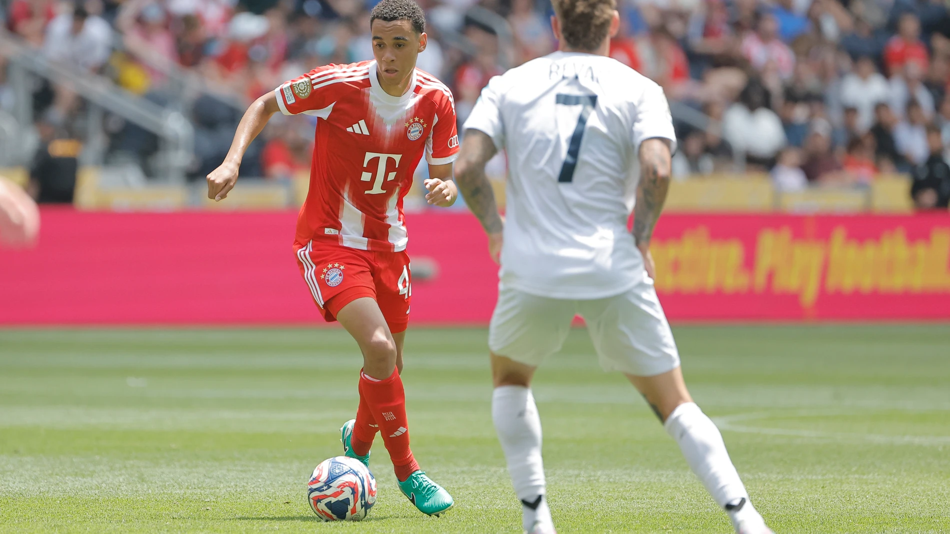 . CINCINNATI (ESTADOS UNIDOS), 15/06/2025.- Jamal Musiala (i) de Bayern disputa el balón con Myer Bevan de Auckland este domingo, en un partido del Mundial de Clubes entre el Bayern Munich y Auckland City en el estadio TQL de Cincinnati, Ohio (EE.UU.). EFE/Juan Ignacio Roncoroni
