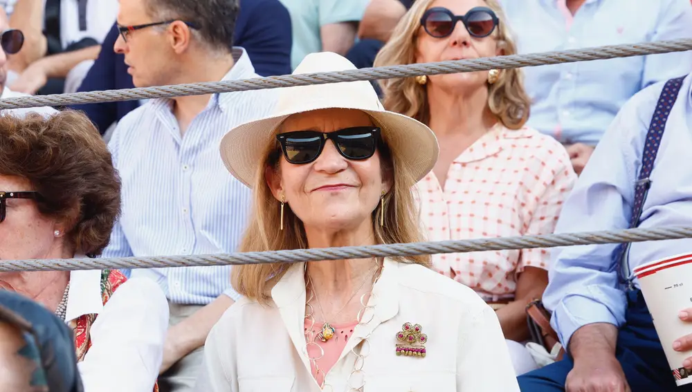 La Infanta Elena durante la corrida en memoria de Victorino Martín celebrada este domingo en la plaza de toros de Las Ventas