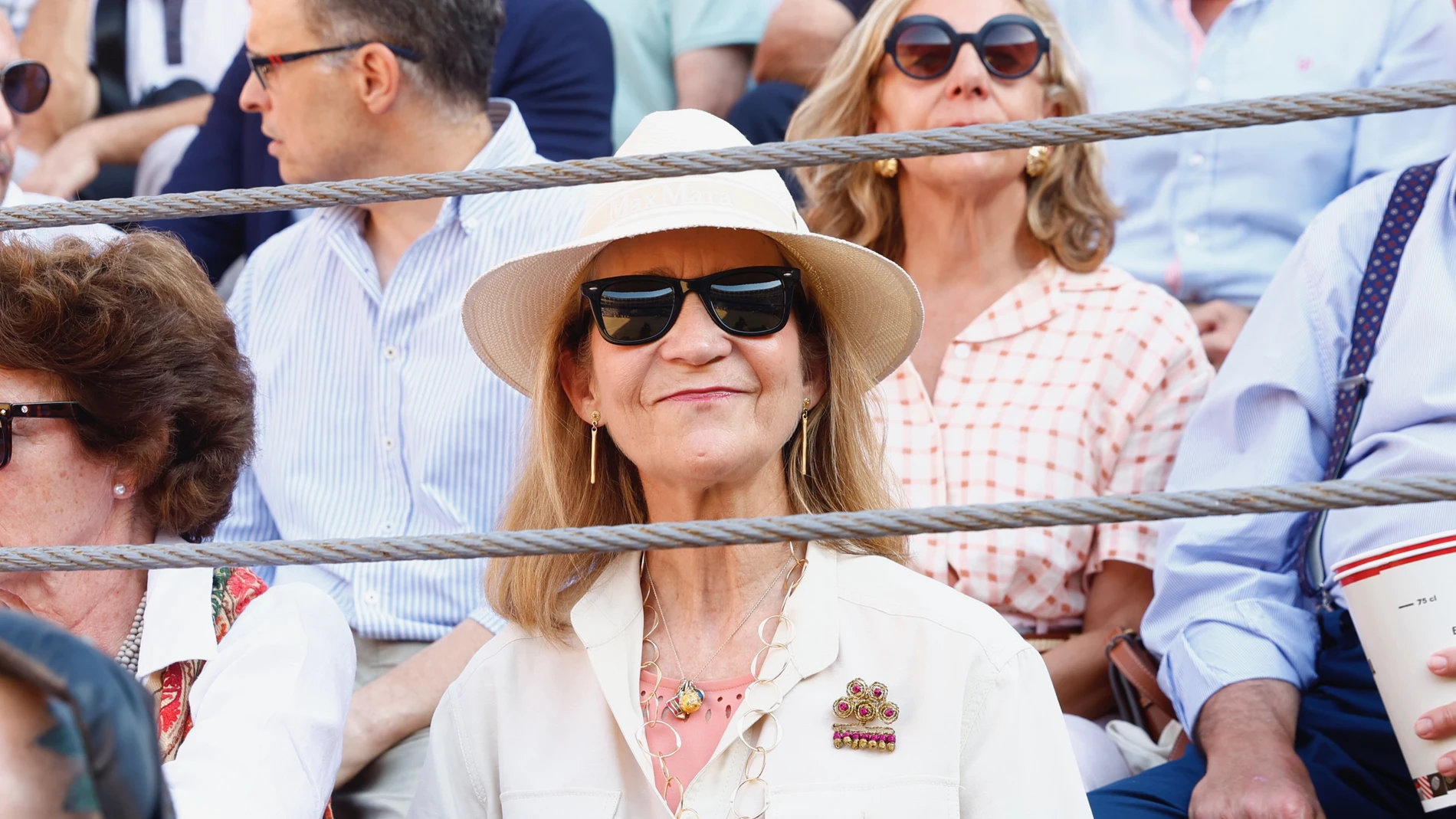 La Infanta Elena durante la corrida en memoria de Victorino Martín celebrada este domingo en la plaza de toros de Las Ventas