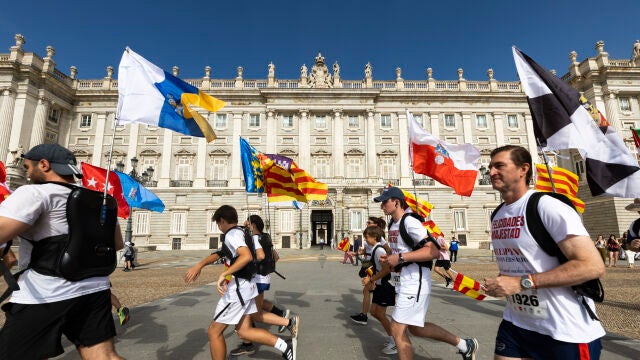 Corredores en la Explanada de la plaza de Oriente al comienzo de la Carrera popular por el X aniversario de la proclamación de Su Majestad el rey Felipe VI.