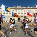 Corredores en la Explanada de la plaza de Oriente al comienzo de la Carrera popular por el X aniversario de la proclamación de Su Majestad el rey Felipe VI.