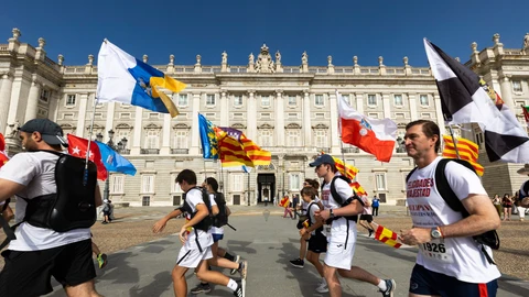 Corredores en la Explanada de la plaza de Oriente al comienzo de la Carrera popular por el X aniversario de la proclamación de Su Majestad el rey Felipe VI.