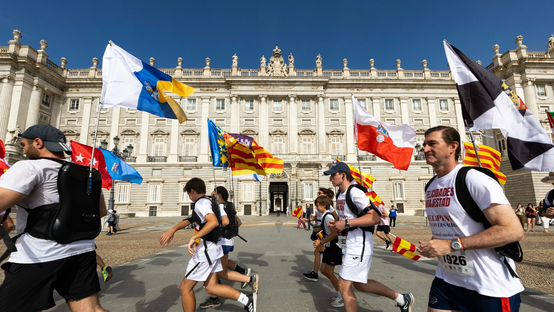 Corredores en la Explanada de la plaza de Oriente al comienzo de la Carrera popular por el X aniversario de la proclamación de Su Majestad el rey Felipe VI.