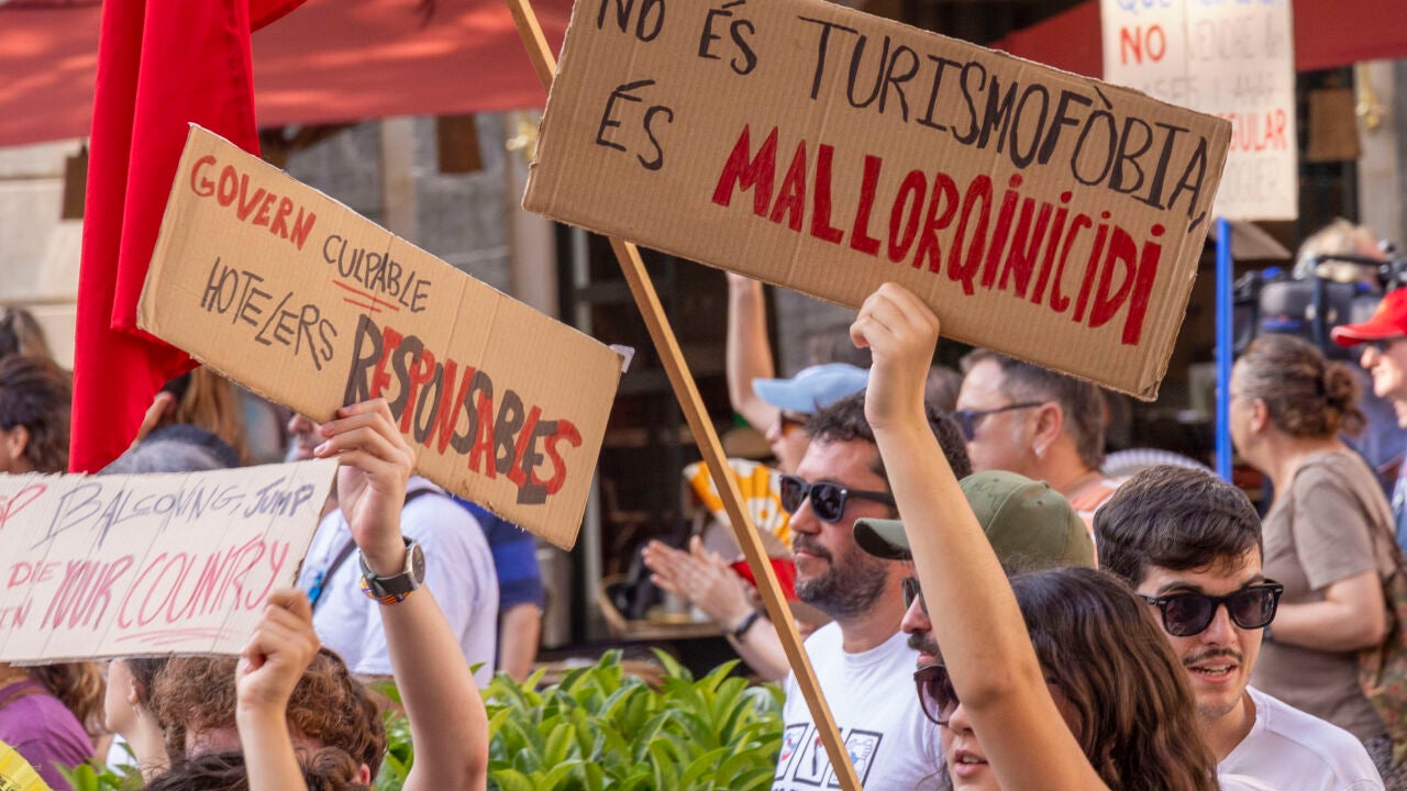 Oleada de protestas en toda España contra el turismo masivo: “Un ...