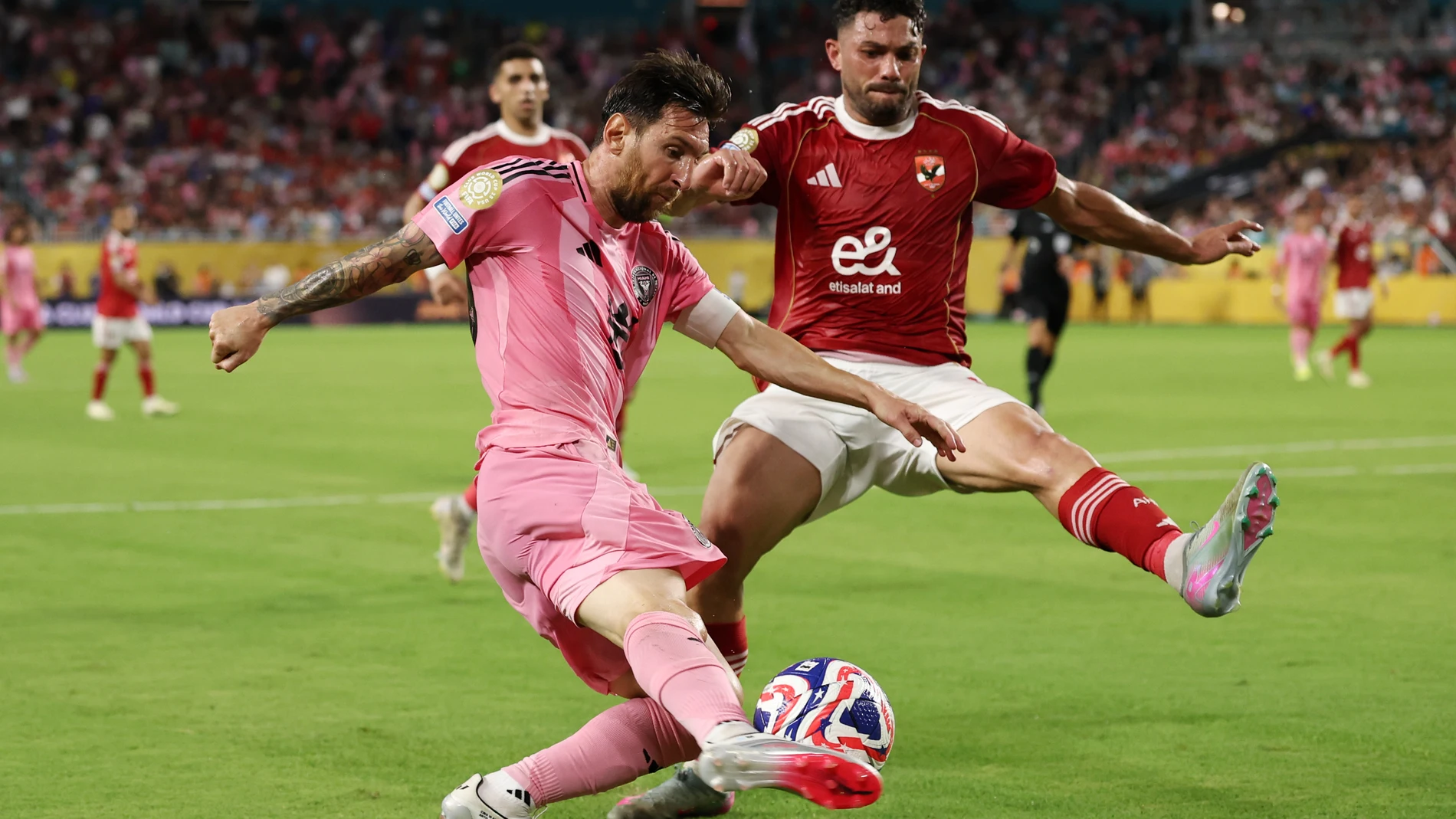 15 June 2025, US, Miami: Inter Miami's Lionel Messi (L) and Al Ahly's Yasser Ibrahim battle for the ball during the FIFA Club World Cup soccer match between Al Ahly and Inter Miami at Hard Rock Stadium. Photo: David Klein/CSM via ZUMA Press Wire/dpaDavid Klein/CSM via ZUMA Press W / DPA15/06/2025 ONLY FOR USE IN SPAIN