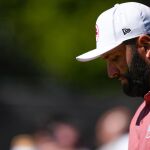 Jon Rahm, con gesto serio, durante su tercer recorrido en el US Open 2025
